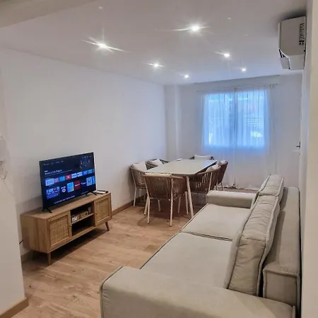 Newly Renovated 5min & 2min Train Station Apartman